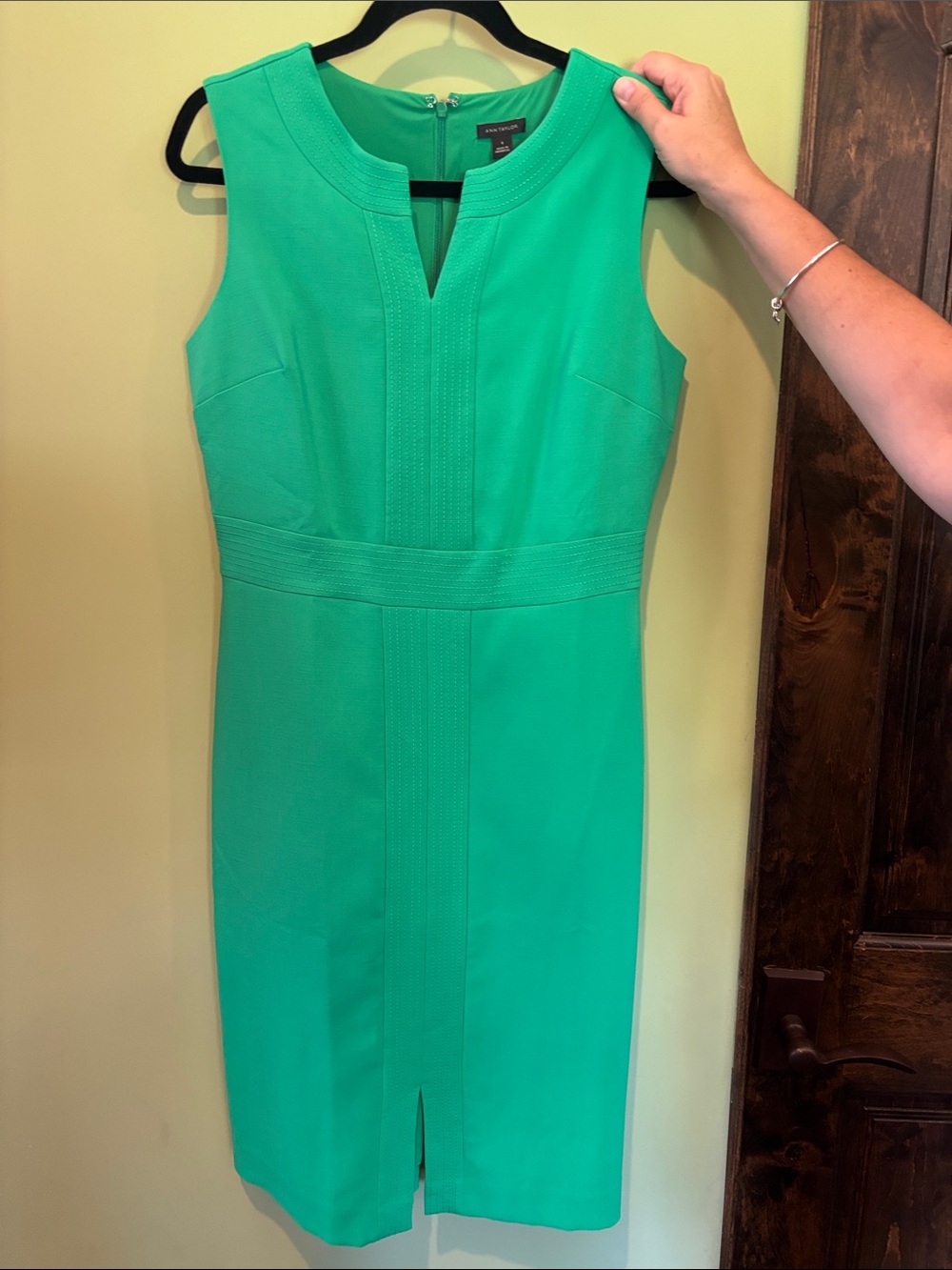 Ann Taylor Sleeveless Sheath Dress in Bright Green